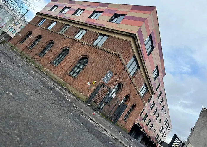 Quay House - Salford - 2Bdr Sleeps 7, Spacious & Quiet - Free Parking - Close To City Centre, Manchester United & The Lowry